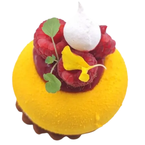 Crémeux yuzu, mousse légère aux fruits exotiques, gel framboises, et framboises sarthoises